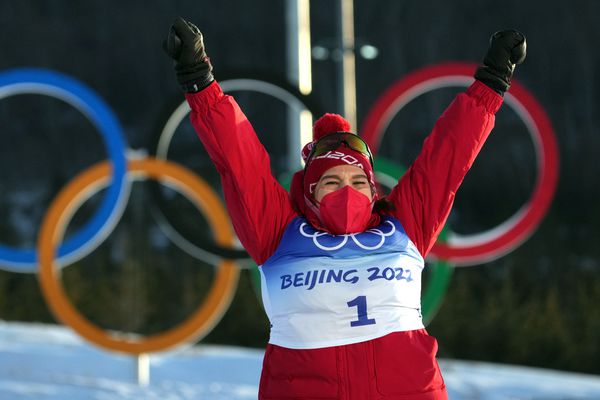 Российская лыжница Наталья Непряева на пьедестале Олимпийских игр — 2022