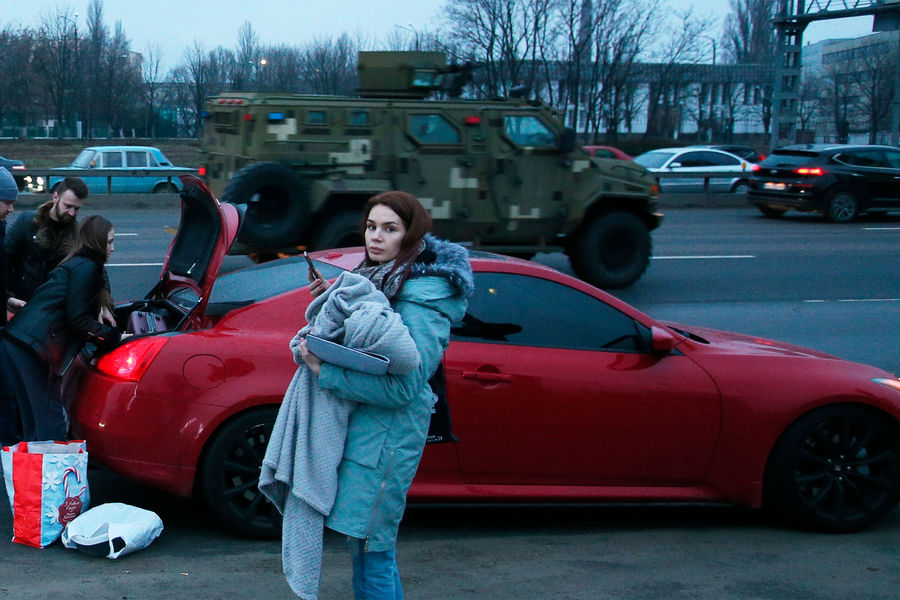 Люди складывают свои вещи в&nbsp;машину на&nbsp;одной из&nbsp;улиц в&nbsp;Киеве, 24&nbsp;февраля 2022&nbsp;года