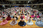 Старшеклассницы средней школы для девочек Донмюнг в Сеуле на выпускной церемонии, 7 февраля 2023 года