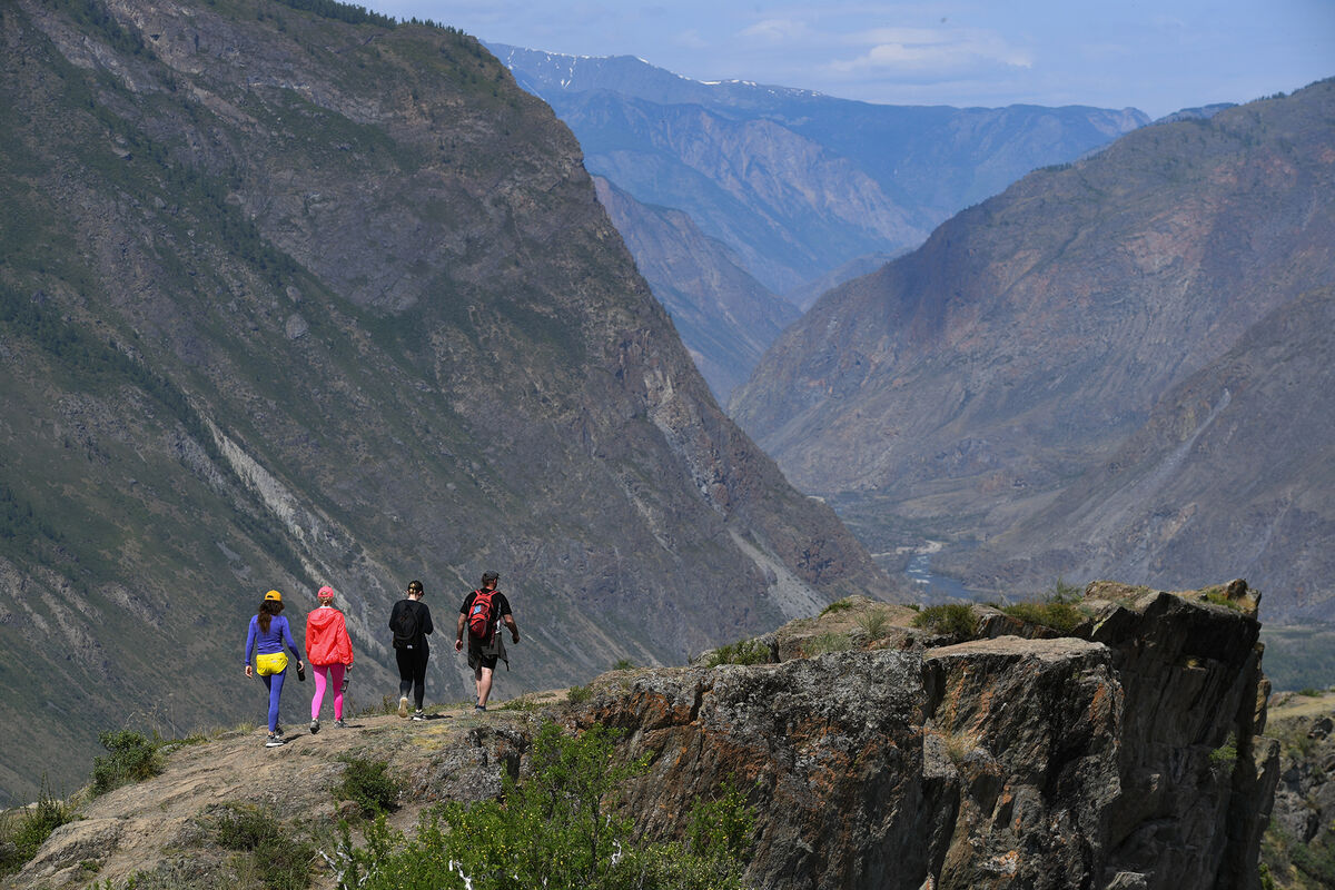 Туристы на смотровой площадке горного перевала Кату-Ярык (спуск в долину реки Чулышман) на автомобильной дороге «Балыктуюль - Балыкча» в Республике Алтай 