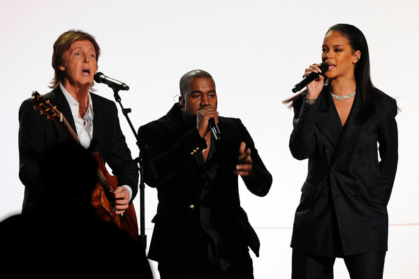 Пол Маккартни (слева), Канье Уэст (в центре) и Рианна выступают на&nbsp;сцене 57-й ежегодной премии «Грэмми» в&nbsp;Staples Center, Лос-Анджелес, Калифорния, 8&nbsp;февраля 2015&nbsp;год
