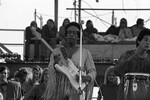 Джими Хендрикс во время выступления на музыкальном фестивале Woodstock, 1969 год