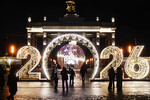 Праздничная иллюминация и 12-метровый световой шар у&nbsp;главного входа на&nbsp;ВДНХ в&nbsp;Москве, декабрь 2025&nbsp;года