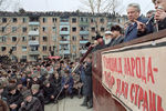 Борис Ельцин (второй справа) во время митинга в Назрани, 1991 год