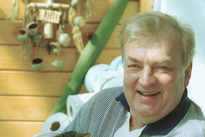 Михаил Державин с кошкой Соней, 1996 год