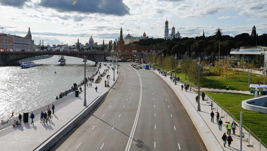 Вид на Москворецкую набережную с «Парящего моста» в Зарядье