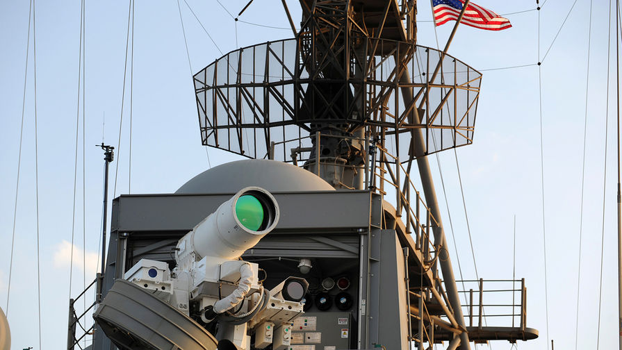Тестирование Laser Weapon System (LaWS) на борту десантного транспорта-дока USS Ponce у побережья США, 2014 год