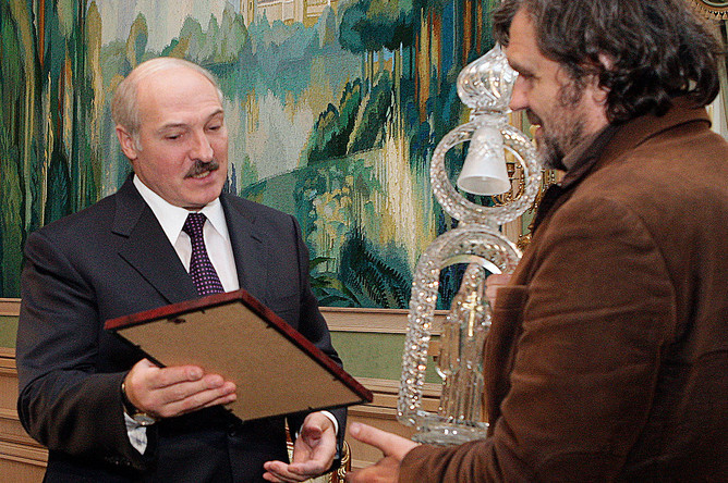 Президент Белоруссии Александр Лукашенко вручает режиссеру Эмиру Кустурице специальный приз Белорусского кинофестиваля в Минске, 2010 год