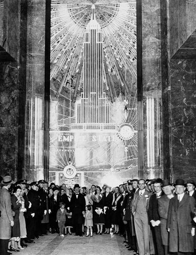 1 мая 1931 года состоялось торжественное открытие объекта. В тот день президент США Герберт Гувер включил освещение здания, нажав на кнопку в Вашингтоне. На месте событий праздничную ленточку перерезал губернатор штата Нью-Йорк Франклин Рузвельт. Это принесло ему удачу: через 1,5 года Рузвельт победил Гувера на президентских выборах, и верхушку Эмпайр-стейт-билдинг подсветили в честь его триумфа. На фото: экс-губернатор Альфред Смит (в центре) и другие гости на церемонии открытия Эмпайр-Стейт-билдинг, 1 мая 1931 года