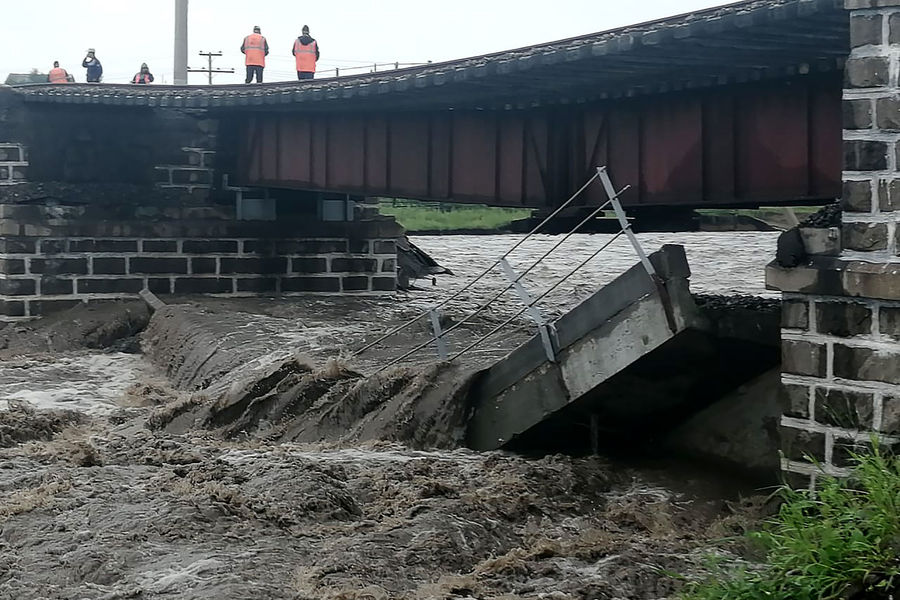 Железнодорожный мост на Транссибирской магистрали, обрушившийся между станциями Куэнга-Укурей из-за обильных осадков, 23 июля 2021 года