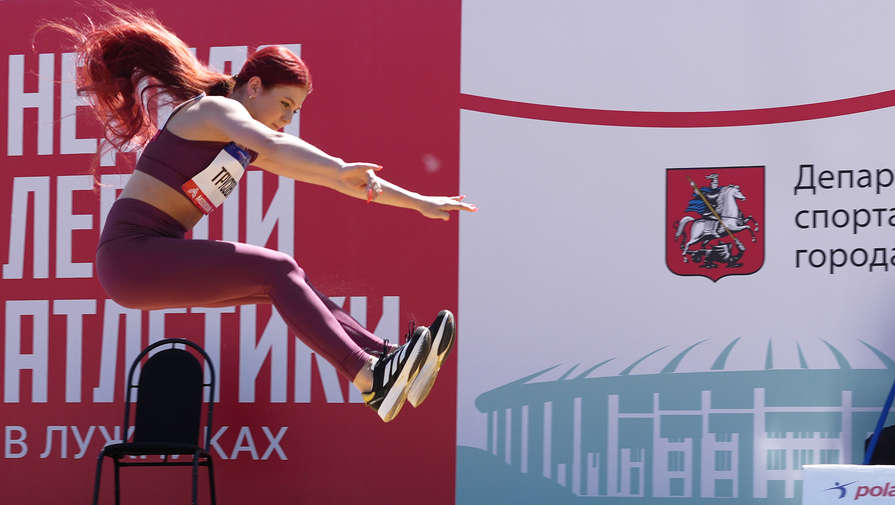 Видео: Трусова дебютировала в прыжках в длину и улетела за 4 метра на глазах у возлюбленного