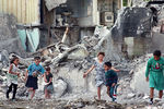 Дети играют на руинах разрушенного города