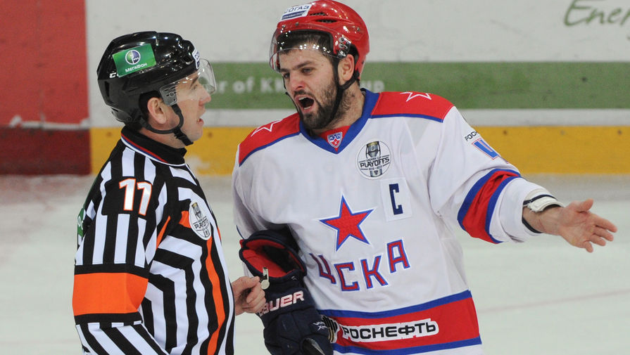 Арбитр Рафаэль Кадыров (слева) и хоккеист Александр Радулов