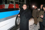 Лидер Северной Кореи Ким Чен Ын осматривает новый троллейбус перед поездкой по ночному Пхеньяну, 4 февраля 2018 года