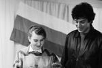 12 декабря 1993 года, Нижний Новгород. Губернатор Нижегородской области Борис Немцов и учащаяся школы Олимпийского резерва Любовь Шилова во время голосования