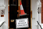 Акция в поддержку основателя WikiLeaks Джулиана Ассанжа около посольства Эквадора в Лондоне, 5 апреля 2019 года