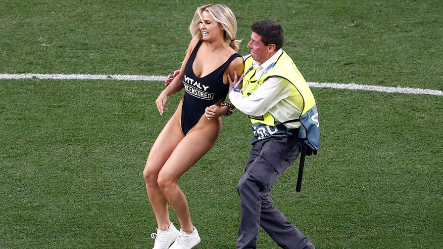 Болельщица выбежала на поле во время финального матча Лиги чемпионов Ливерпуль — Тоттенхэм, 1 июня 2019 года 