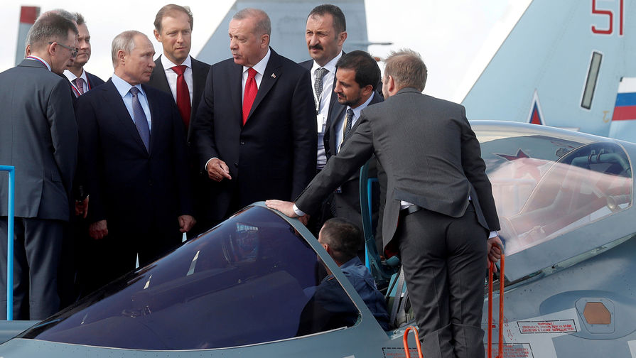 Президент России Владимир Путин и президент Турции Реджеп Тайип Эрдоган около истребителя Су-57 на авиасалоне МАКС в подмосковном Жуковском, 27 августа 2019 года