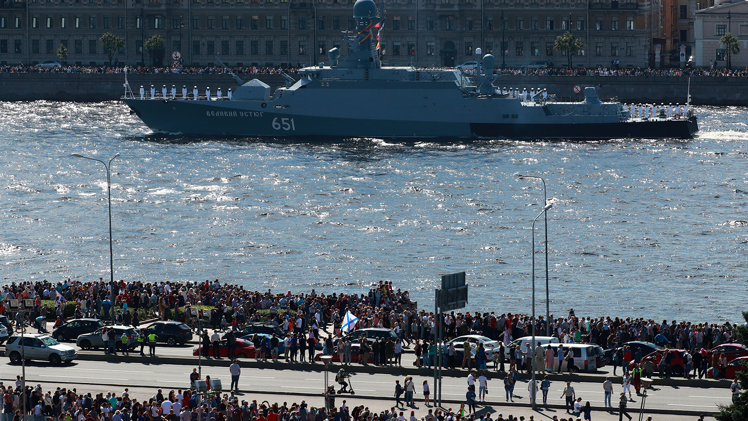Малый ракетный корабль &laquo;Великий Устюг&raquo; во время Главного военно-морского парада в честь Дня Военно-Морского Флота России, 26 июля 2020 года