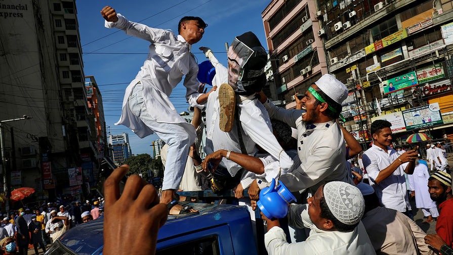 Во время протестов против президента Франции Эммануэля Макрона в&nbsp;Дакке, Бангладеш, 30 октября 2020 года