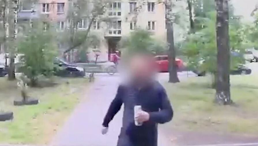 В Санкт-Петербурге мужчина с пивом в руках преследует детей, заходя с ними в подъезд