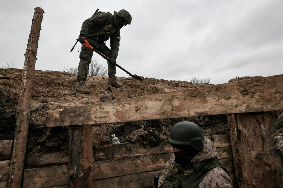 Военнослужащие во время оборудования окопов на Запорожском направлении