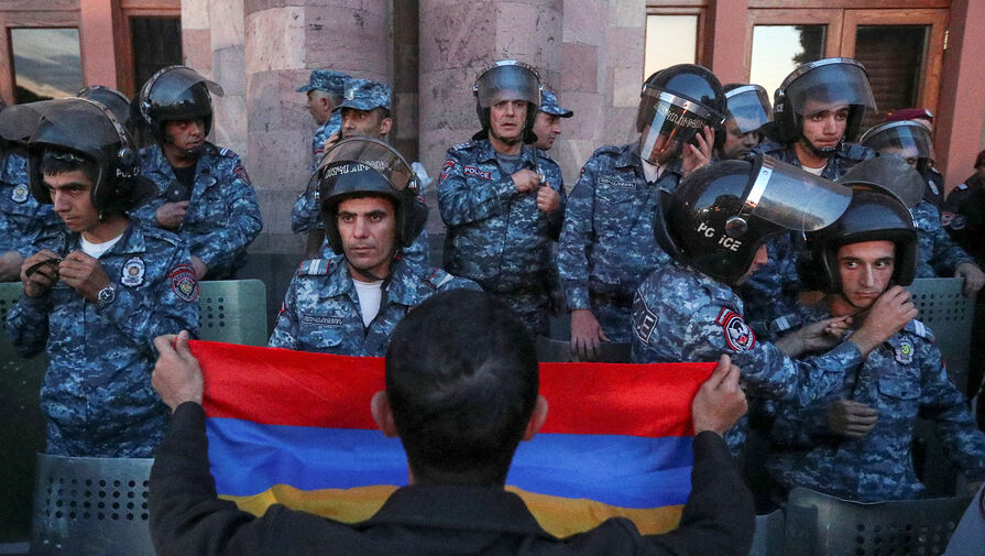 Полицейские задержали более 40 протестующих в Ереване