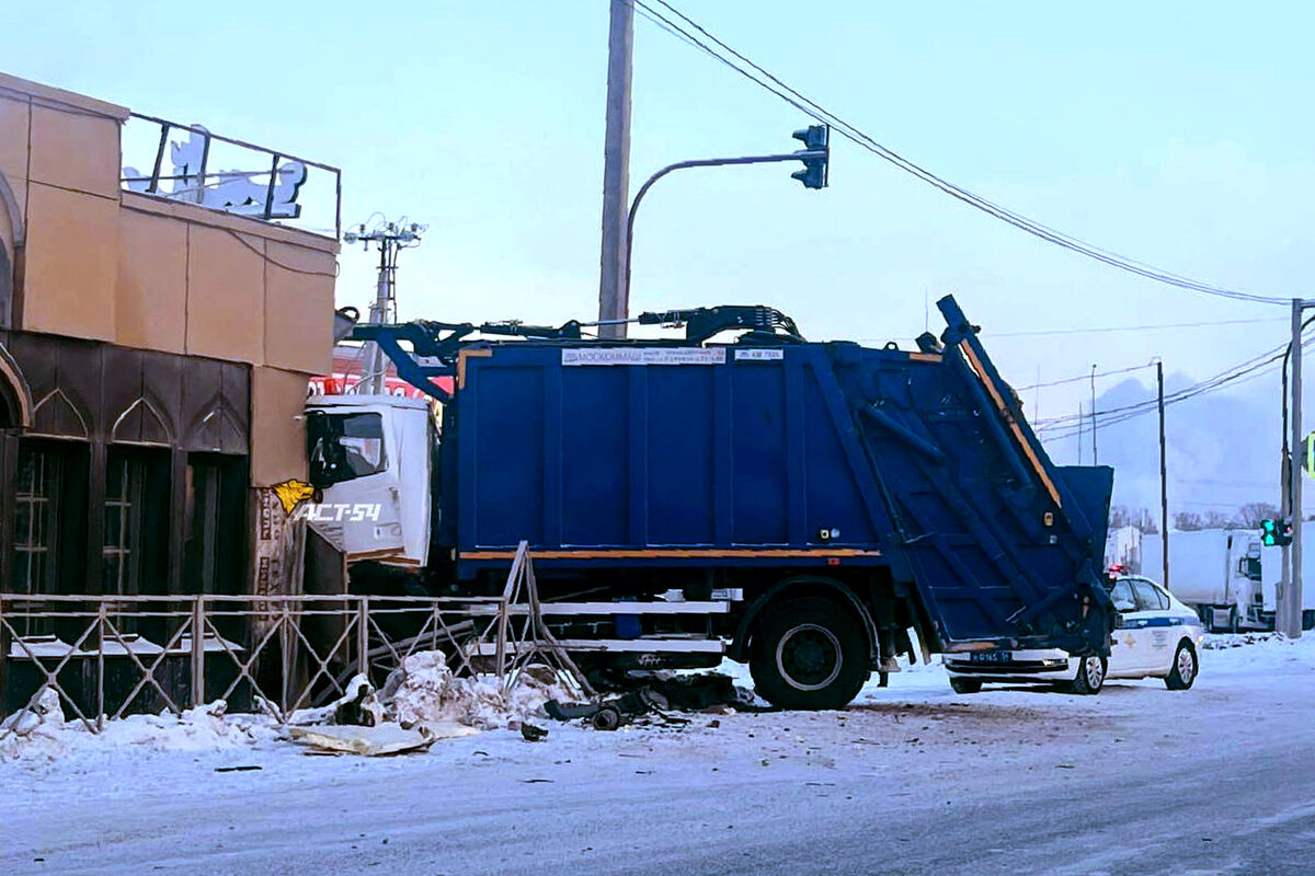 Мусоровоз въехал в здание при ДТП в Новосибирске - Газета.Ru | Новости