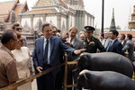 Член Политбюро ЦК КПСС, председатель Совета Министров СССР Николай Рыжков (третий слева) во время посещения Большого королевского дворца в Таиланде, 1990 год
