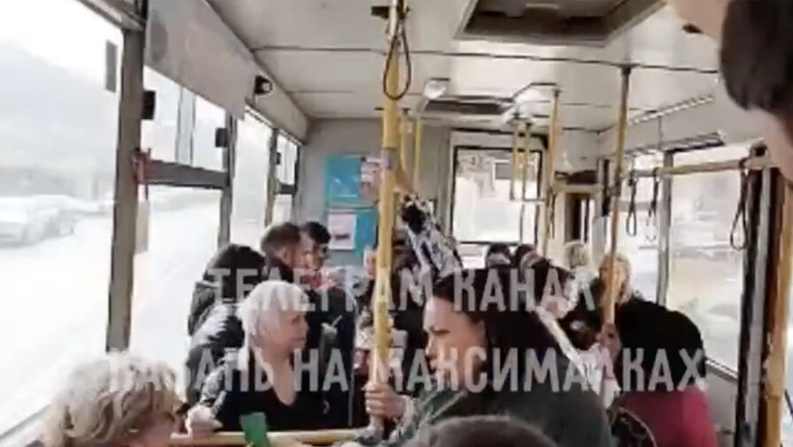 В Казани кондуктор в хиджабе жестоко избила пенсионерку и выкинула ее из автобуса