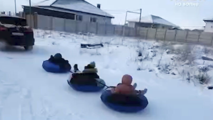 Под Симферополем водитель привязал к машине 3 тюбинга и катал детей по дороге