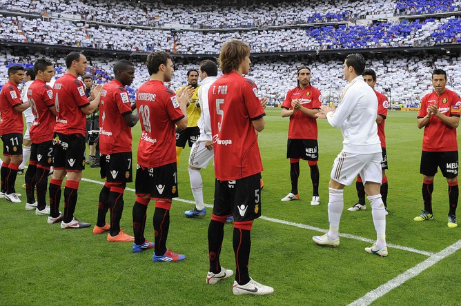 Игроки «Мальорки» приветствуют футболистов «Реала»