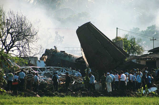 Военный самолет Fokker F27 упал на дома военнослужащих