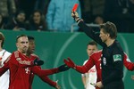 Франк Рибери получает красную карточку в матче с «Аугсбургом»