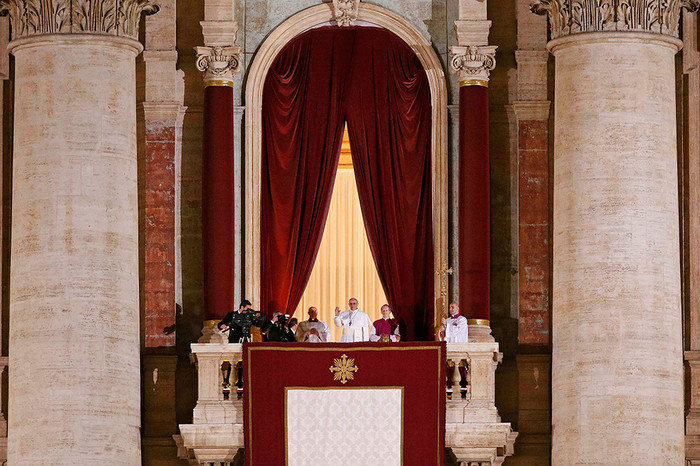 Новоизбранный папа римский Франциск на&nbsp;балконе собора святого Петра