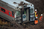 Спасатели работают на месте крушения поезда