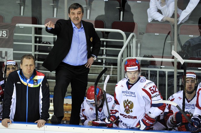 Экс-тренер сборной Латвии Олег Знарок руководит российскими хоккеистами в матче со своей бывшей командой