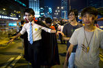 Участники протестов в Гонконге празднуют Хеллоуин