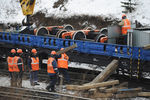 Рабочие на месте столкновения скорого поезда №99 сообщением Владивосток — Москва с электровозом на Урале