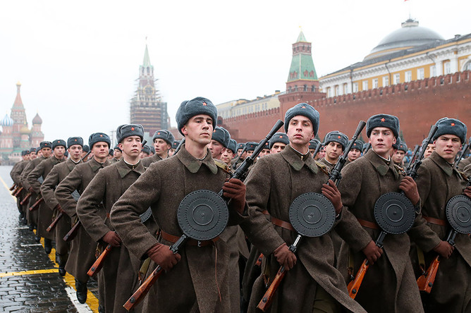 На марше, посвященном 73-й годовщине военного парада 7 ноября 1941 года, на Красной площади