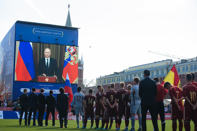 Видео-мост президента Российской Федерации Владимира Путина с участниками футбольного турнира во время мероприятий в рамках празднования 1000 дней до ЧМ-2018 в России