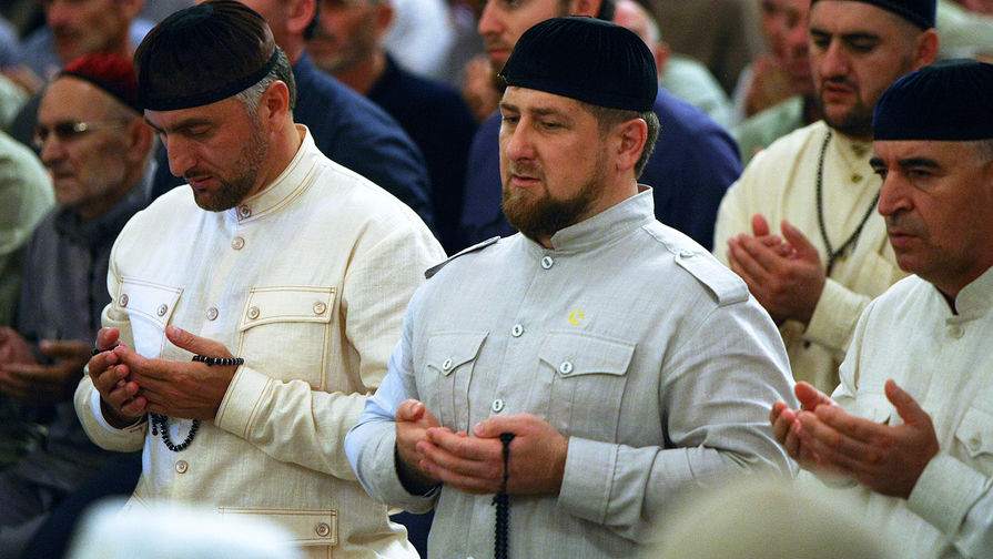 Рамзан Кадыров (в центре) во время вечернего намаза в мечети им. А-Х. Кадырова в Грозном