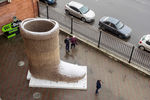 Шестиметровый валенок «Русский размер», установленный напротив креативного пространства «Ткачи», на набережной Обводного канала в Санкт-Петербурге