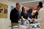 Барак Обама вместе с женой и дочерьми во время раздачи еды бездомным