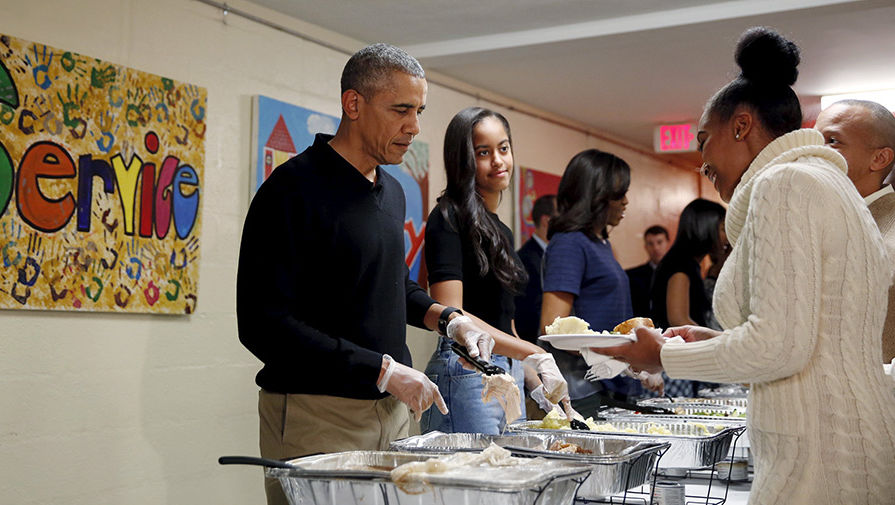 Барак Обама вместе с&nbsp;женой и дочерьми во время раздачи еды бездомным