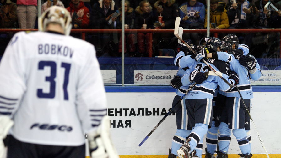 Хоккеисты «Сибири» празднуют одну из своих четырех безответных шайб в пятом матче серии с «Адмиралом»