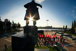 Во время митинга в честь 102-й годовщины Октябрьской революции у памятника Владимиру Ленину в Санкт-Петербурге, 7 ноября 2019 года