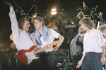 С будущими участниками группы Pink Floyd Сидом Барреттом и Роджером Уотерсом Гилмор познакомился во время обучения в кембриджской Перс Скул. Параллельно с подготовкой к экзамену A-level для поступления в университет музыканты тренировали игру на гитаре. На фото: Pink Floyd во время концерта в Нанте, 1988 год