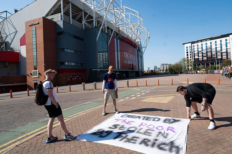Болельщики размещают баннер у&nbsp;стадиона в&nbsp;Манчестере, 19 апреля 2021 года