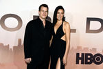 Джонатан Нолан с супругой Лизой Джой на премьере третьего сезона сериала «Мир Дикого запада» в Лос-Анджелесе, 2020 год